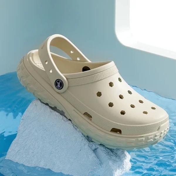 Sandálias ao ar livre antiderrapantes para homens e mulheres, sapatos, dedo do pé fechado, sentimento de merda, chinelos de praia, fundo grosso, fundo macio, verão