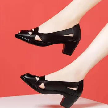 Sandálias de couro macias femininas, salto médio, salto grosso, de meia idade e de terceira idade, sapatos novos para verão 2022